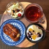今日の朝食ワンプレート、どんぐりのちくわパン、紅茶、ビーンズキャベツサラダ、りんごコンポートフルーツヨーグルト