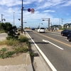 砂の浮いた道路は