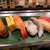 寿司 魚がし日本一@エキュート品川サウス店（あら汁セット（まぐろ（赤身）・白身・とろサーモン・生げそ・たまごつまみ・えび・いなり）＋葉わさび手巻き）