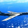 中国空軍が南シナ海スカボロー礁上空を巡航する爆撃機の写真を公開