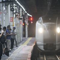 ８月19日　ダイヤ乱れの影響でE259系しおさい13号が千葉駅10番線に入線