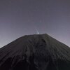 富士山頂から昇るレナード彗星(2021/12/11)