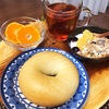 今日の朝食ワンプレート、プレーンベーグル、紅茶、りんごブルーベリーシリアルヨーグルト、みかん