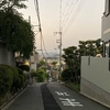 早朝ウォーキングと　グレーの男
