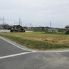 登校の風景：曇り空　蒸し暑く