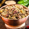 フェイジョン・トロペイロ（南米の肉料理８）　塩漬けまたは乾燥させた肉，マンイオコ粉，さまざまな調味料，ハーブ，野菜と共に煮込んだ豆が特徴で，豆料理に分類することも出来るブラジルの家庭料理．牛飼い（トロペイロ）が馬（ラバ？）で旅をしながら物売りをする際に，豆，マンイオコ粉，乾燥肉を携えて長い旅を続けたブラジル植民地時代に考案されたとされています．時が経つにつれ，フェイジョン・トロペイロは旅人の実用的な料理から，ブラジルの家庭料理として愛される定番料理へと進化しました．