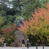 前田利家像と紅葉「尾山神社」