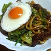 特売味付きカルビ肉で作った焼きうどんを食らう　より。