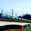 多摩川橋梁を走る石油貨物列車