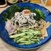 【今週のラーメン５４３６】らーめん 高尾（東京・荻窪）冷やし中華 わかめ 青菜 半熟玉子 ＋ メンマ皿 ＋ サッポロ赤星 ＋ サッポロ黒生　〜桜咲く頃に夏涼味！令和６年初冷や中！素朴さが具材自由の愉快さ素晴らし！夏日に是非！