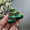 緑のグラデーションが美しい『クリスマスツリー ブローチ』