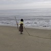 伊勢湾の見える砂浜で、9歳児ゆうゆうが、はしゃいでいます