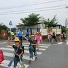 登校の風景：横断の安全を見守ってくださる方々