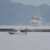 　海辺の風景・牡蠣筏上の鳥と船