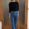 大人女性のノームコアは黒のTシャツ＆グレーのスニーカー｜上質素材を選べばオールシーズンのコーデが可能