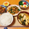 もつ炒めとカレーに、筍の味噌汁という変わった組合せの朝ご飯