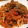 煮込んだ時間の分だけ美味しくなる「牛すね肉のトマトソースパスタ」