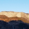 朝日を浴びた山の雪化粧