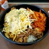 キムチ牛丼が食べたい！通りがかったすき家にお客さんがいなくて貸切状態でふふふーん♪