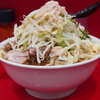 ラーメン二郎 生田駅前店 - 薄味申請とは言え、この日は割としょっぱ目。しっかりと味染み塩分を感じる豚。一口一口にしっかりと太くて立体的な質量を感じる麺。この日はまごうことなくパワー系。自分が二郎に求めるファットで骨太な要素がふんだんに感じられる、いかにも二郎らしい一杯。