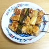 我が家の食卓ものがたり　手作り焼き鳥の串の皿　より。 