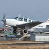 大阪八尾空港にて小型プロペラ機の流し撮りの練習。