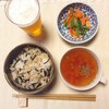 5/1のウィークック晩御飯、ひじきと鶏そぼろの混ぜご飯と、いんげんの胡麻和え、トマトスープです