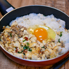 “今日ばかりは皿を使わない”と決めた日に「ピリ辛フライパンめし」を【かめきちパパ】
