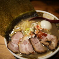 ニボりまくりなスープが恋しくて毎月のように通っている新宿ゴールデン街の『すごい煮干ラーメン凪』さん。