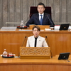 １６日、神山県議が代表質問。台風被害の被災者支援で国の支援基準の見直しとともに、県にも更なる経済支援を求めました。