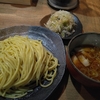 ホテルのプールと空しい水中眼鏡とつけ麺やごんろく