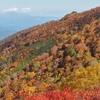 紅葉の小朝日岳越しに月山を眺めました