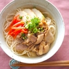 夏の置き土産のそうめんを秋メシに「沖縄そば風にゅうめん」即席だしがしみるレシピ