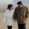 金正恩氏の娘、公の場に初登場　手をつなぎミサイル実験を視察