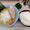 「町田家」でネギ塩ラーメンライスにほうれん草トッピング。マイルドな塩ダレと豚骨出汁はあっさりながらもライスが進む旨さ。ランチタイムはライス頼まなきゃ損です！