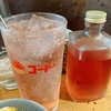 千葉の八角本店で、赤の炭酸割りに炭火のもつ焼きを二年ぶりに堪能しました。