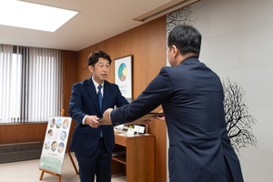 猛暑の中24時間態勢で緊急配管工事　上越市が渇水対応で管工事組合に感謝状