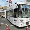 トラックとぶつかり市電脱線