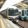 高松駅で並んでいた快速マリンライナーと2000系2122