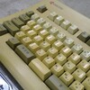 真っ黄色に黄ばんだレトロキーボードを新品同様に戻すことはできるのか?
