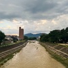 早朝の石手川と繁華街