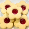 『Cafe de Zaza』お花のジャムクッキー。ほろりと柔らかい生地に素朴ないちごジャムの優しいお菓子。
