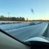 今シーズン初積雪…　アイスバーン状態の道路で目の前の車がスピン、中央分離帯に落ちていきました…