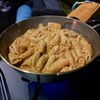 キャンプでホルモンを簡単調理！味付け肉をスキレットで焼くだけ