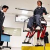 「２足歩行ロボット　人を乗せて階段昇降　福岡ロボスクエア」