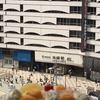 “ＳＥＩＢＵ”　”ヨドバシカメラ”背景に昭和感あるプリンアラモード