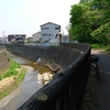 この後三沢川は稲田堤駅のそばで府中街道を横切って流れていく