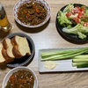 カレーとサラダとグリルアスパラともろきゅうとにいだしぜんしゅのにごり