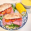 暑さで疲れ切った一日。夫のサンドイッチ晩ごはんと、私の甘いもの晩ごはん。