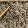 縄編み針を使うか、使わないか。